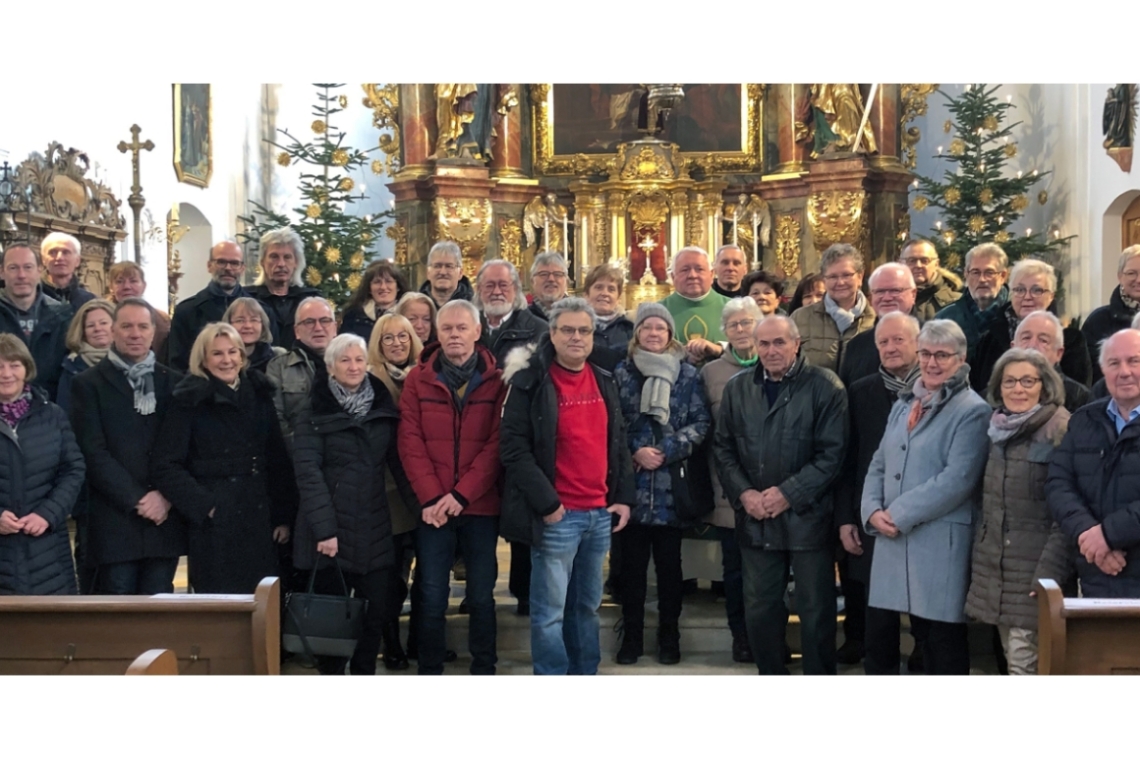 Versammelt um den Altar der Kirche und anschließend ein Tänzchen im Pfarrsaal Kösching 