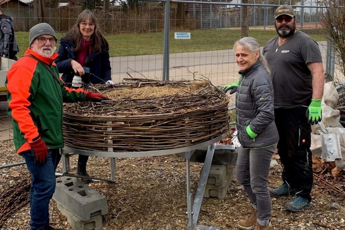 Neues Zuhause für die Weißstörche beim Schyren-Gymnasium in Pfaffenhofen 