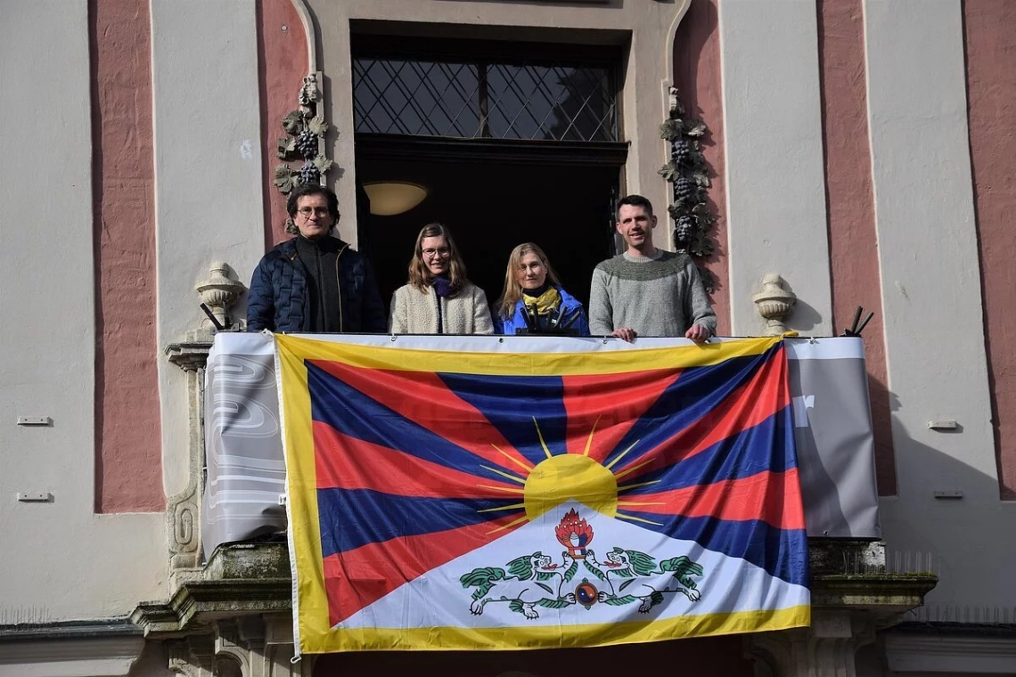 Am Eichstätter Rathaus-Balkon wird die Tibet-Flagge am 11. März gehisst