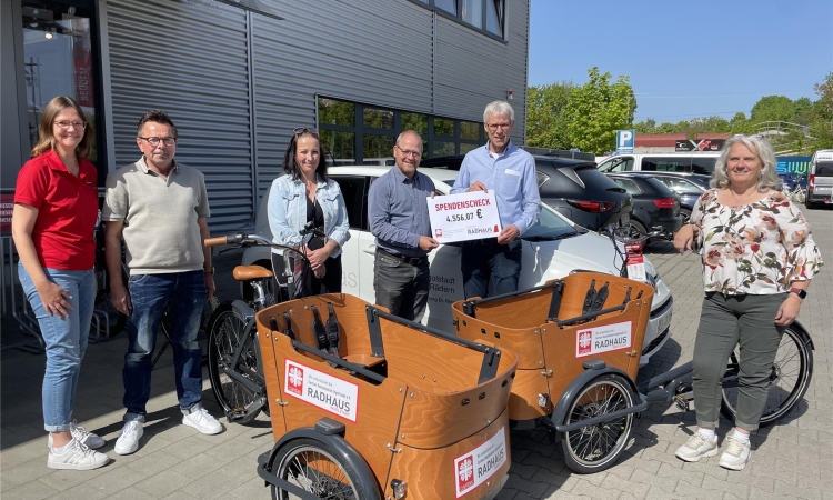 Zwei neue E-Lastenfahrräder für „Essen auf Rädern“ spendet Radhaus Ingolstadt 