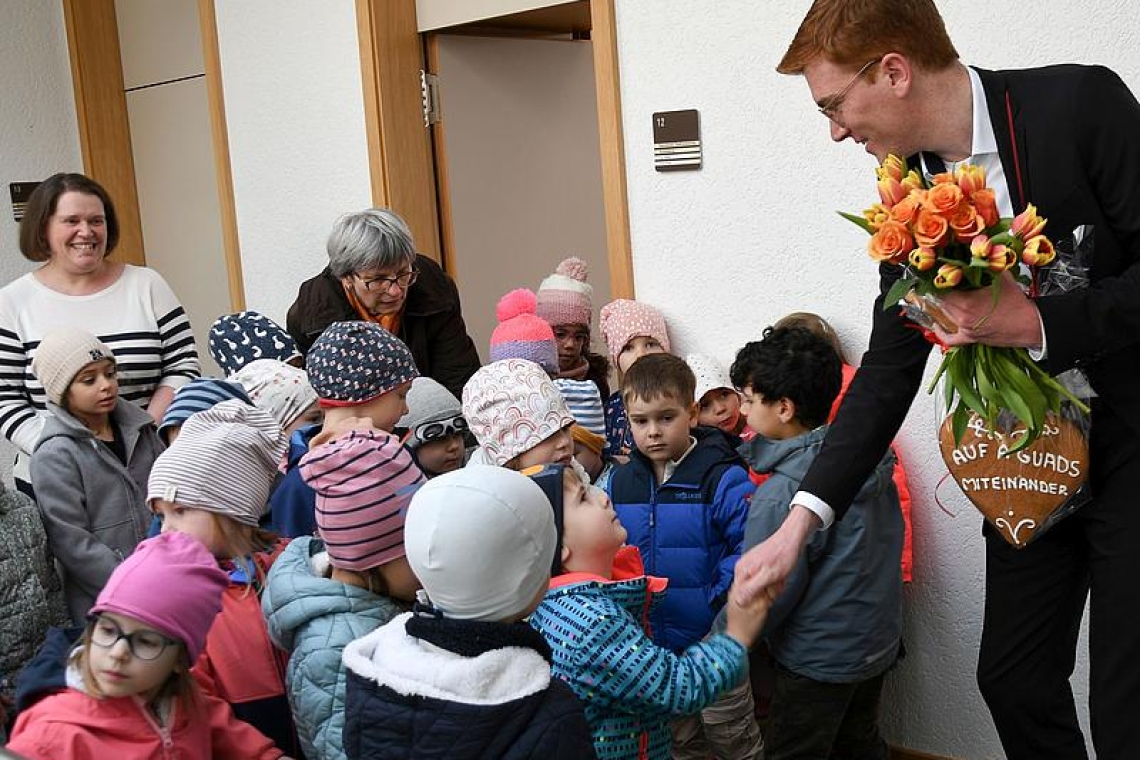 Kinder der Lentinger Kitas begrüßen neuen Bürgermeister 