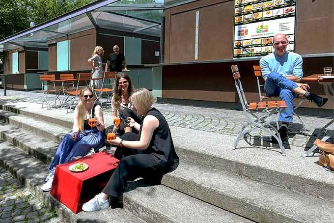 Rote Treppentische für den Viktualienmarkt Ingolstadt 