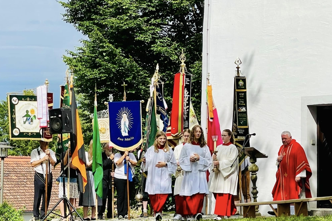 Messe an der Peterskirche mit den Fahnenabordnungen 