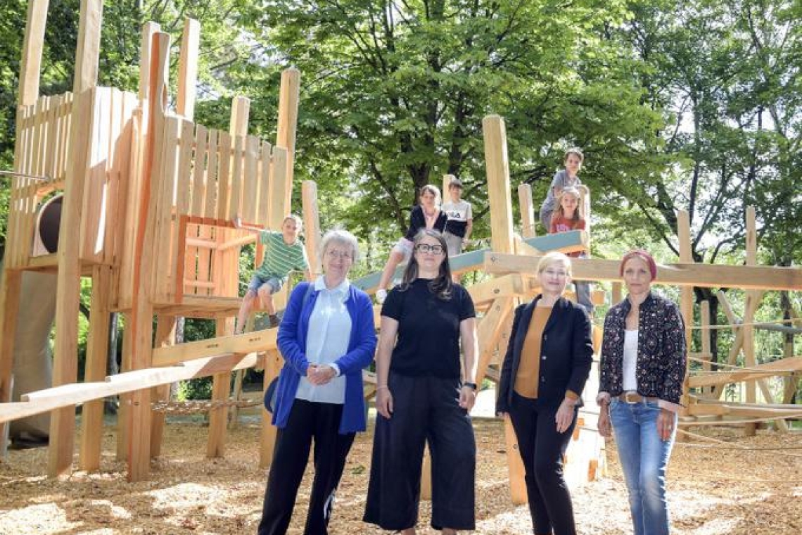 Bürgermeisterin Dr. Deneke-Stoll weiht den Spielplatz am Schwarzen Weg ein 