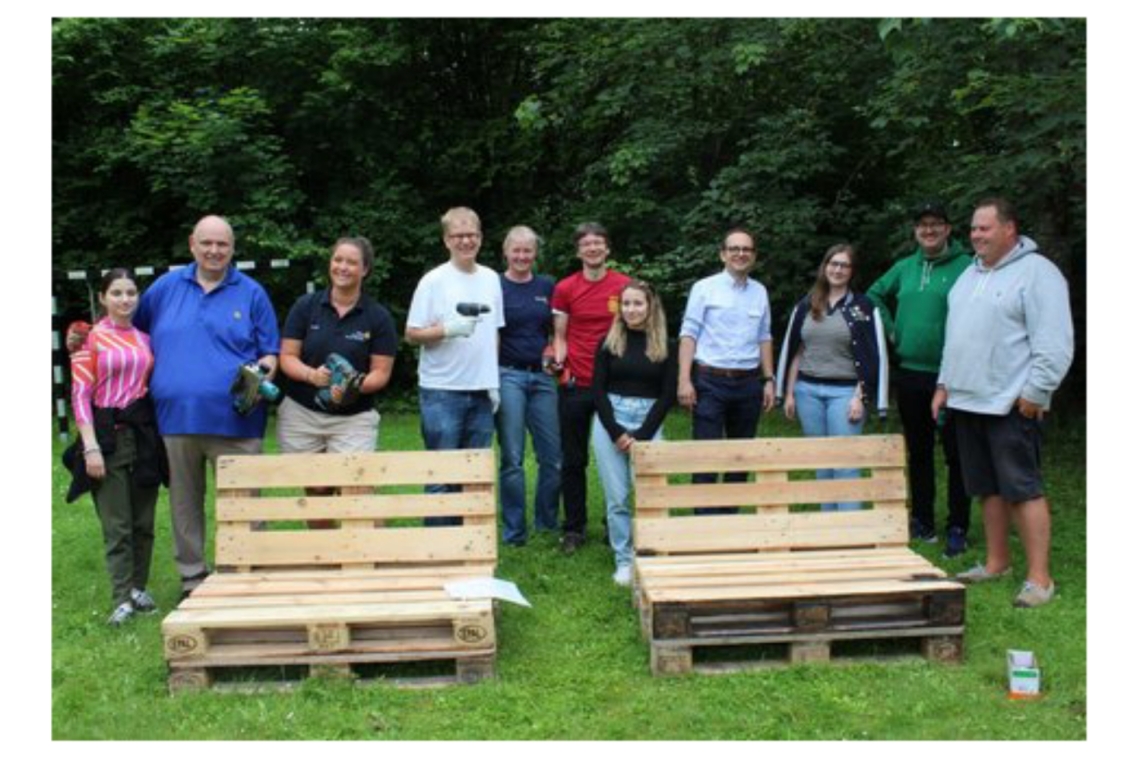 Rotary E-Club Bavaria International spendeten selbstgebaute Möbel für den Klinikgarten 