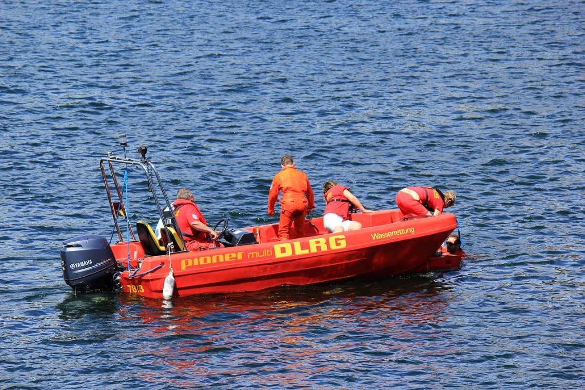 Person in der Donau bei Vohburg 