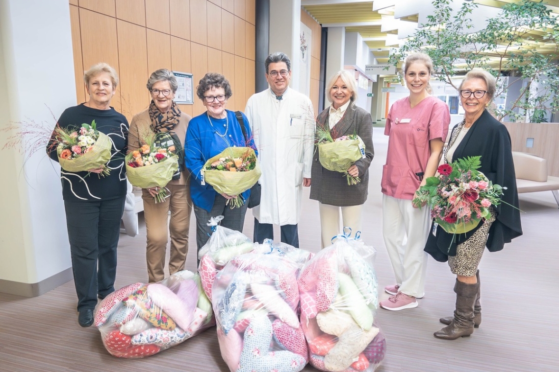 Inner Wheel Club Ingolstadt näht 250 Mutmacher Herzkissen für Brustkrebserkrankten des Klinikums 