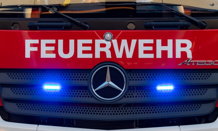 Carport und drei Autos standen in Flammen 