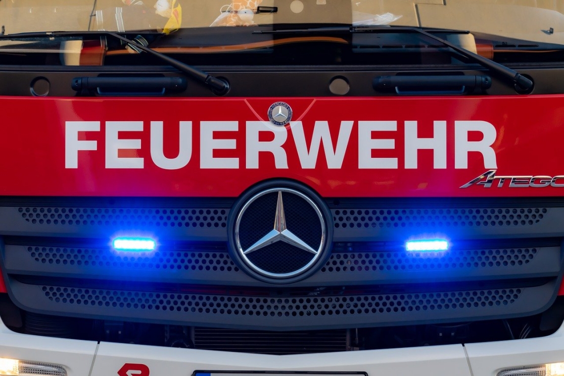 Sofa gerät auf dem Balkon in Brand
