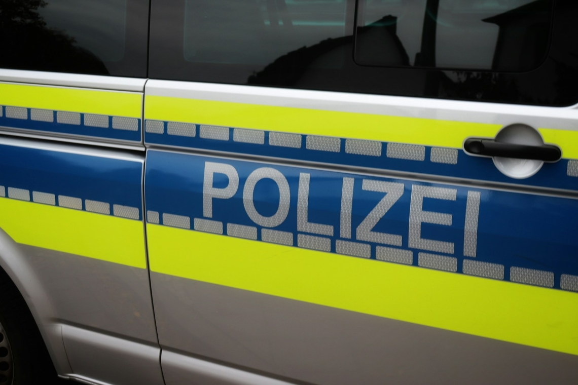 Türe von Teenager eingetreten und abgehauen
