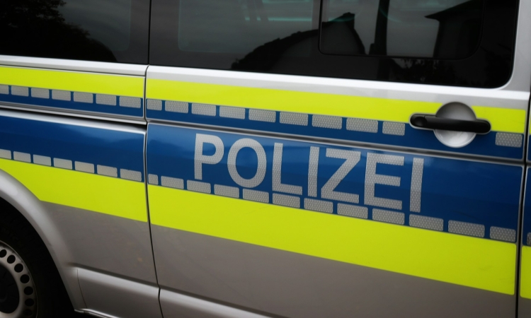 Türe von Teenager eingetreten und abgehauen