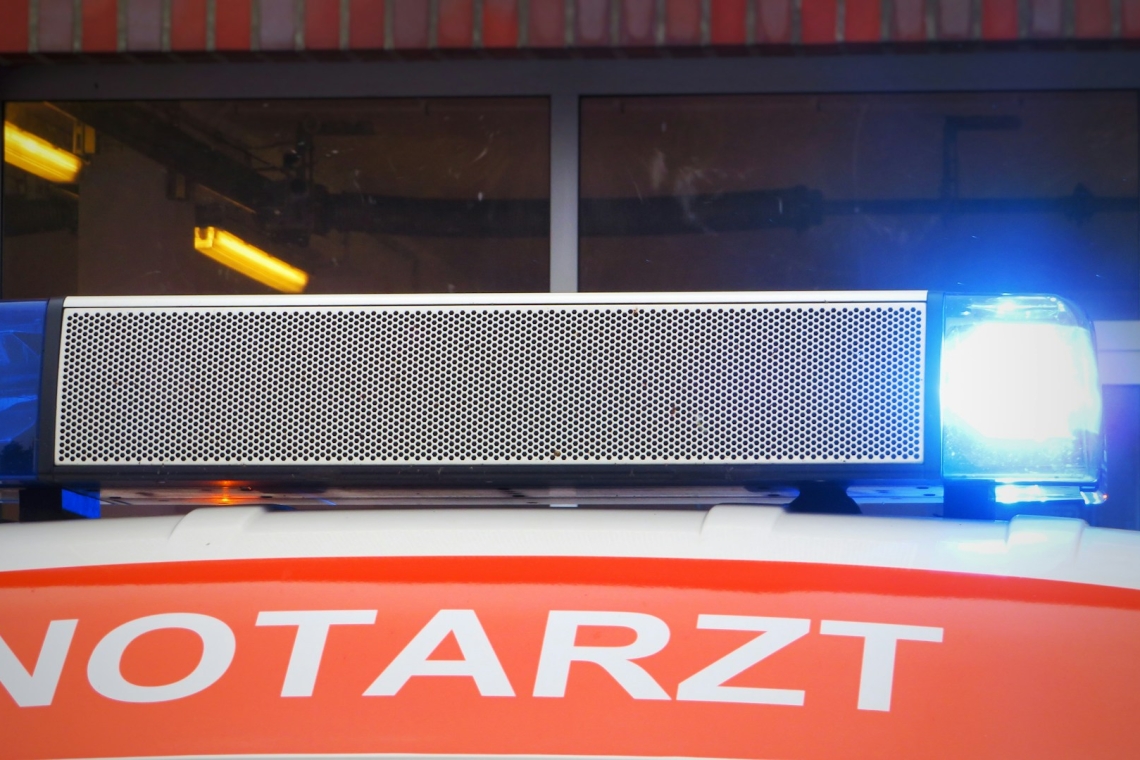 Unfall zwischen Pkw und Kradfahrer – 1 Person schwerst verletzt 