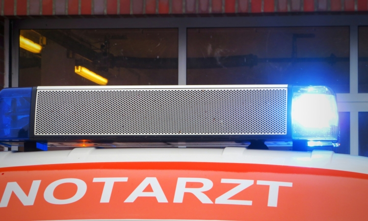 Unfall zwischen Pkw und Kradfahrer – 1 Person schwerst verletzt 