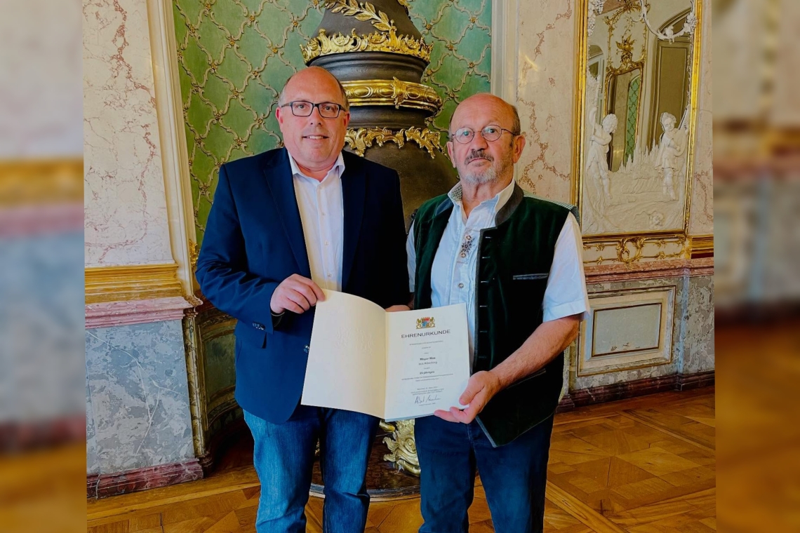 Max Mayer wurde für 25 Jahre als Feldgeschworener geehrt 