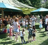 Sonnenschein und strahlende Kinderaugen beim Pfarrfest in Lenting 