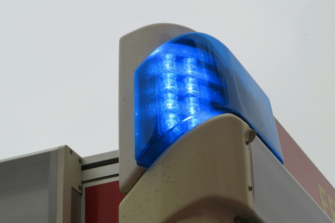 Pkw-Fahrer erfasst beim Rechtsabbiegen Radfahrer und verletzt diesen schwer 