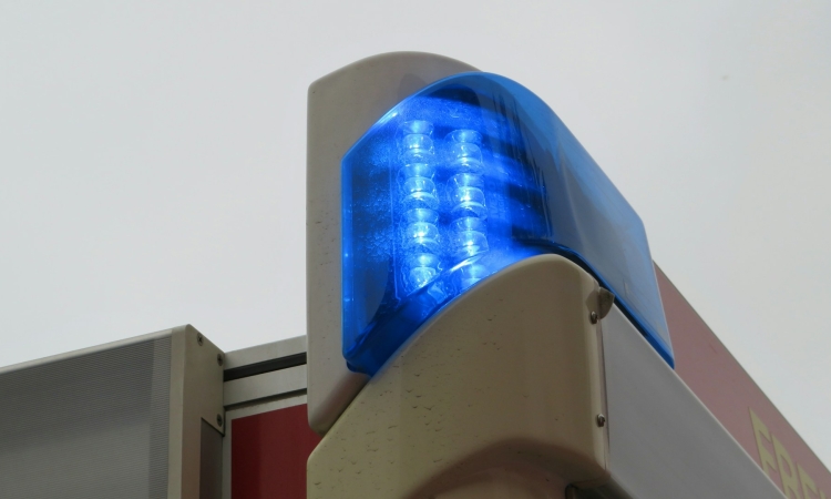 Pkw-Fahrer erfasst beim Rechtsabbiegen Radfahrer und verletzt diesen schwer 