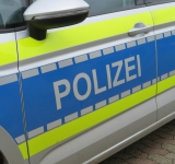 Alkoholisierter Pkw-Fahrer fährt gegen Verkehrszeichen, dann über Wiese an der Nordtangente dann weiter 