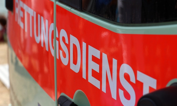 Schwangere Frau prallt mit Pkw gegen Gartenmauer 
