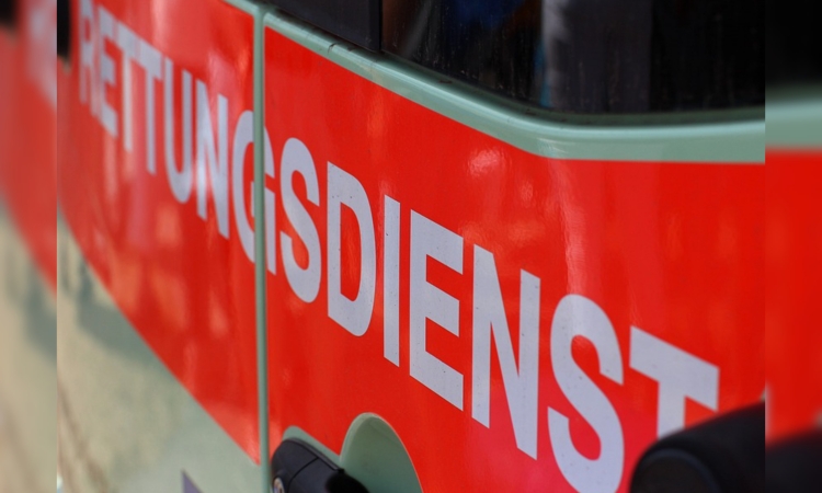 Schwangere Frau prallt mit Pkw gegen Gartenmauer 