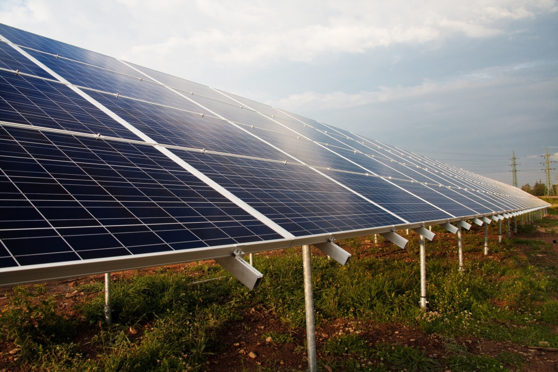 Unbekannte Täter haben von zwei Solarfeldern mehrere Wechselrichter entwendet 