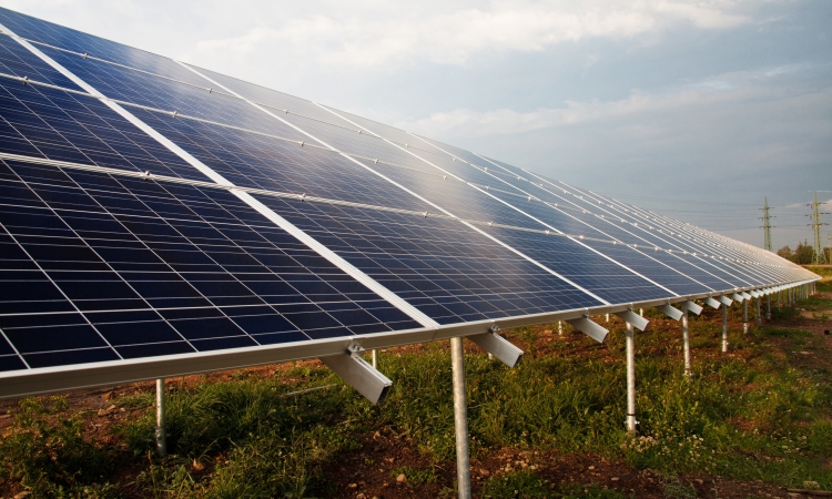Unbekannte Täter haben von zwei Solarfeldern mehrere Wechselrichter entwendet 