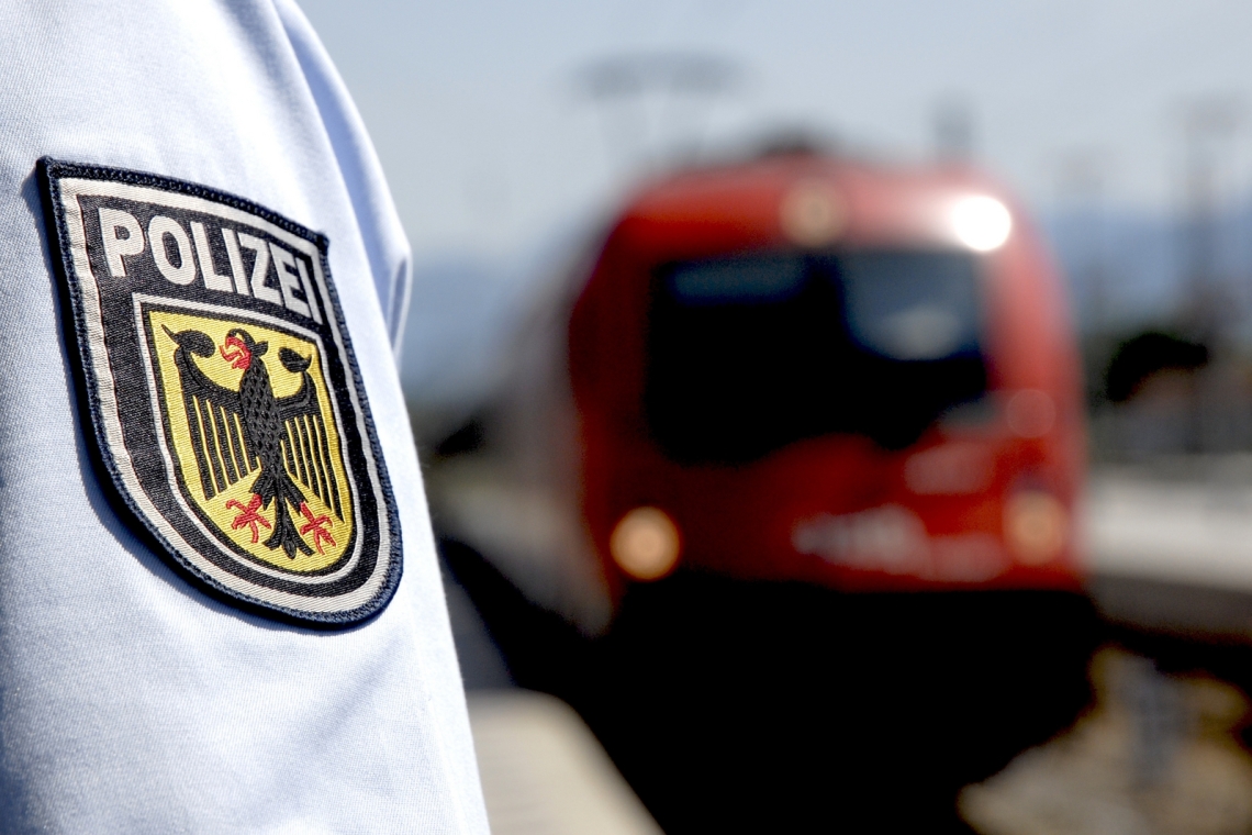 Ein Fahrgast ohne Ticket verschafft sich durch Gewalt Zutritt zu einem Regionalexpress 