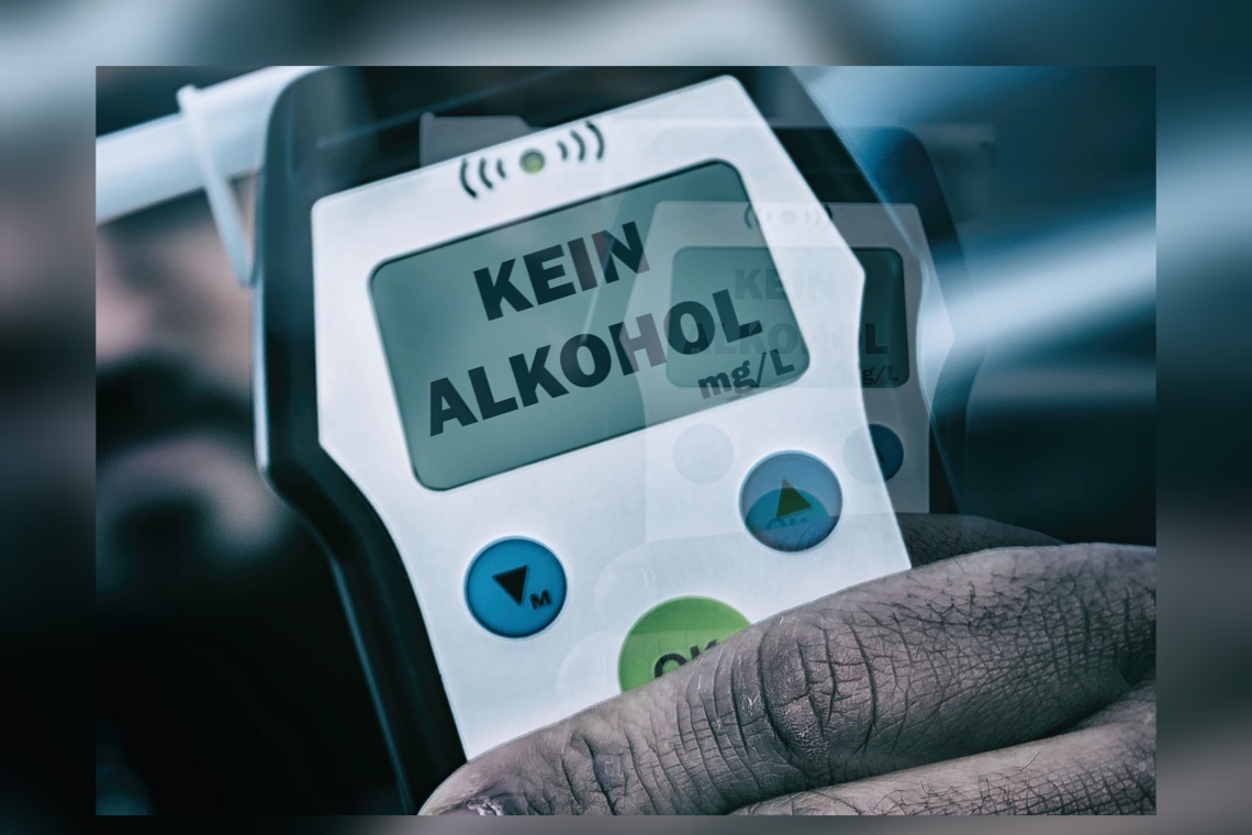 Mann fährt betrunken gegen Hauswand 