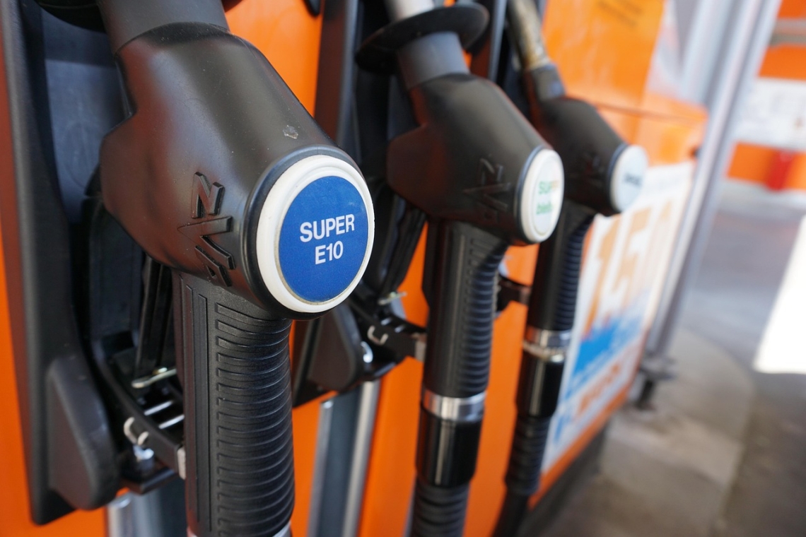 ADAC: Super E10 im August auf Jahrestiefststand