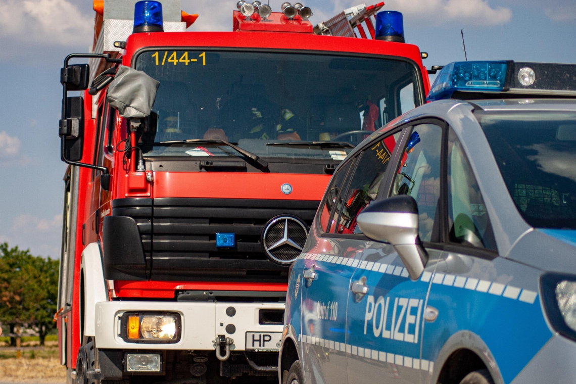 Feuerwehrmann löscht ein Feuer auf seinem eigenen Hof in Attenhofen 