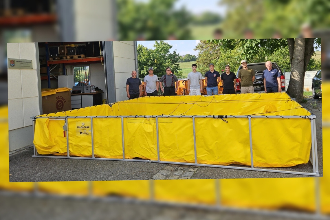 Übergabe großer Faltbehälter zur Unterstützung des Katastrophenschutzes 