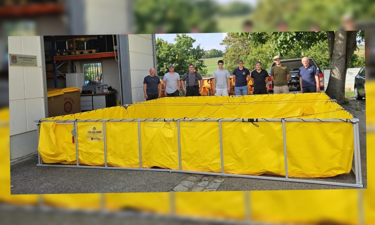 Übergabe großer Faltbehälter zur Unterstützung des Katastrophenschutzes 