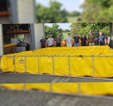 Übergabe großer Faltbehälter zur Unterstützung des Katastrophenschutzes 
