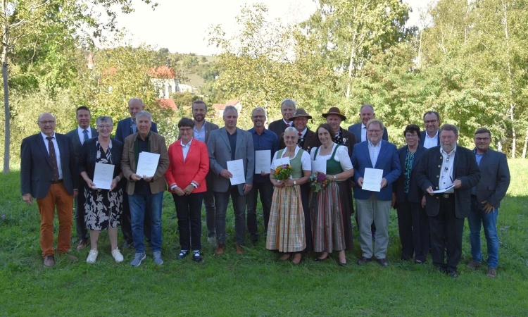 Landrat Martin Neumeyer händigt Ehrenzeichen des Bayerischen Ministerpräsidenten aus 
