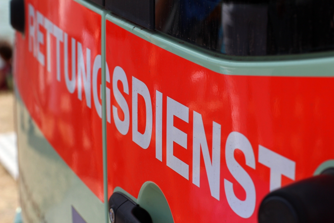 16-jährige Radfahrerin prallt in offene Autotür 