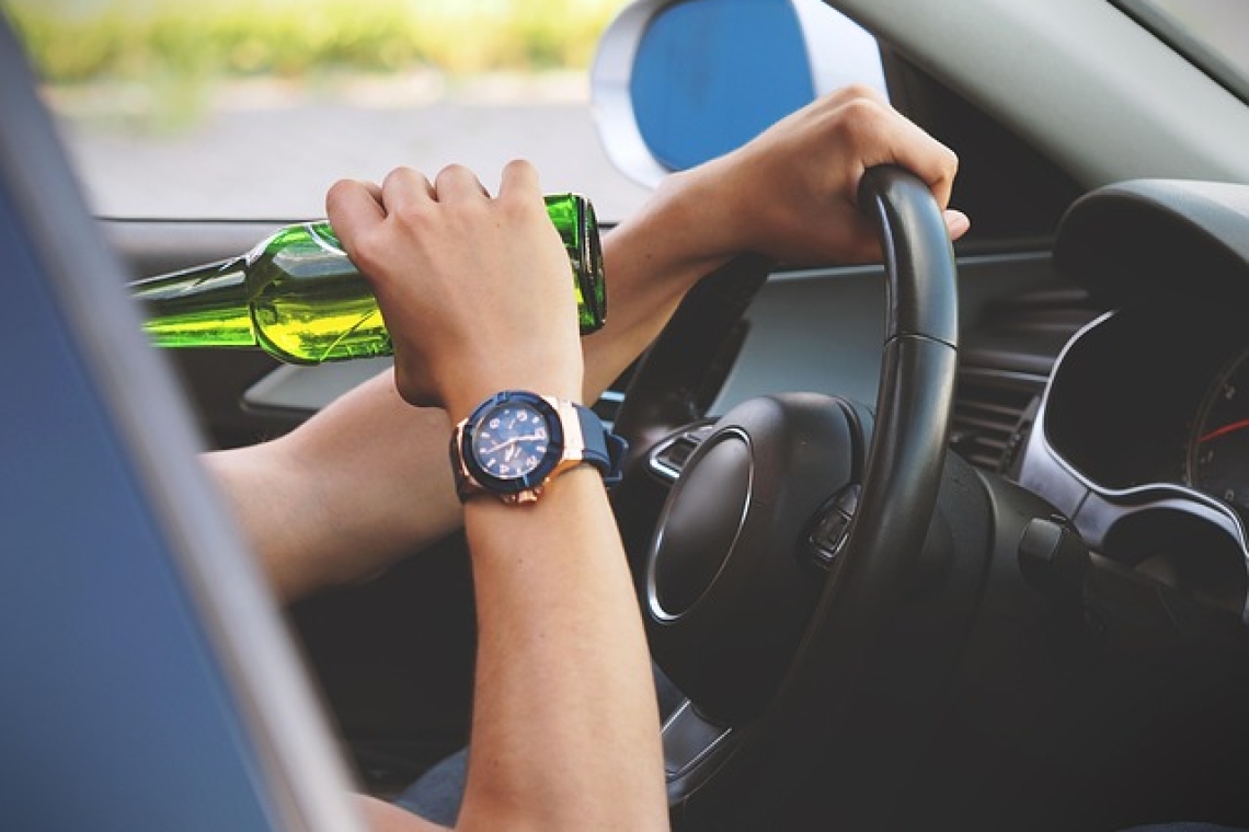 Trunkenheitsfahrt mit Bierflasche in der Hand 