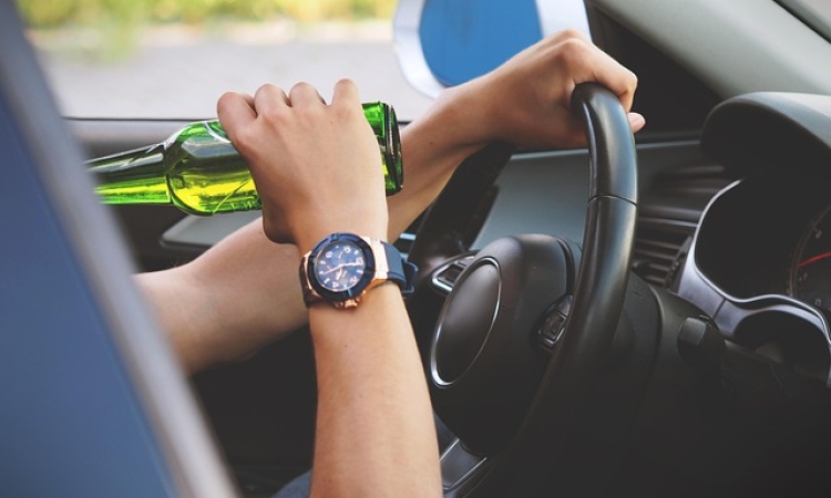 Trunkenheitsfahrt mit Bierflasche in der Hand 